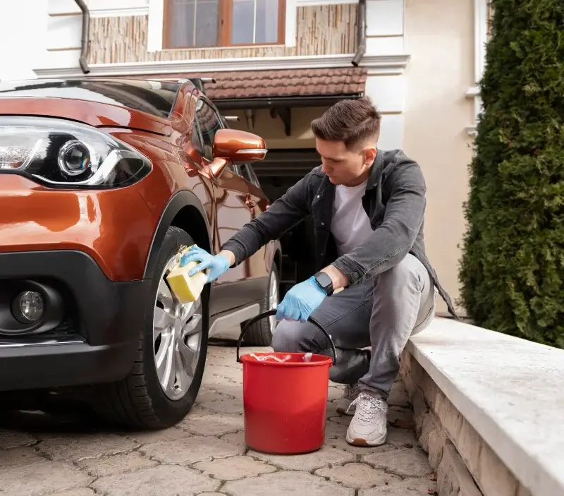 Lavage auto à domicile Alrance : professionnel intervenant sur un véhicule